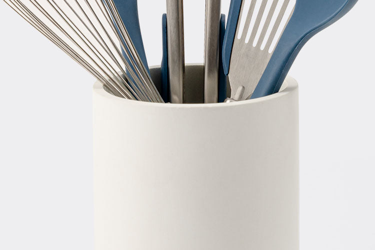 A close view of a White Misen Prep Tool Holder’s rim, with a Blue Misen 5-Piece Prep Tool Set visible inside.