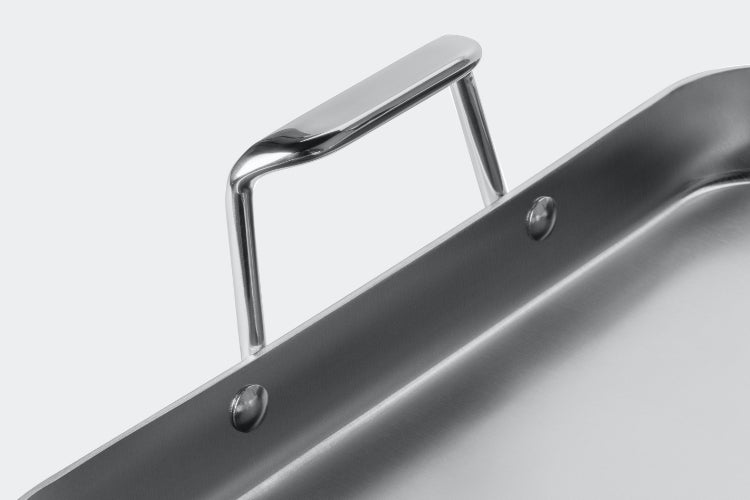 The Misen Roasting Pan features easy grip handles for effortless carrying.