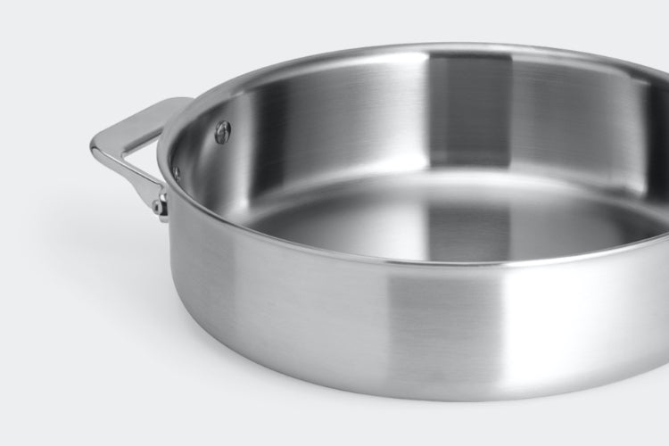 The Misen 6 QT Rondeau has a five layer aluminum and alloy core.