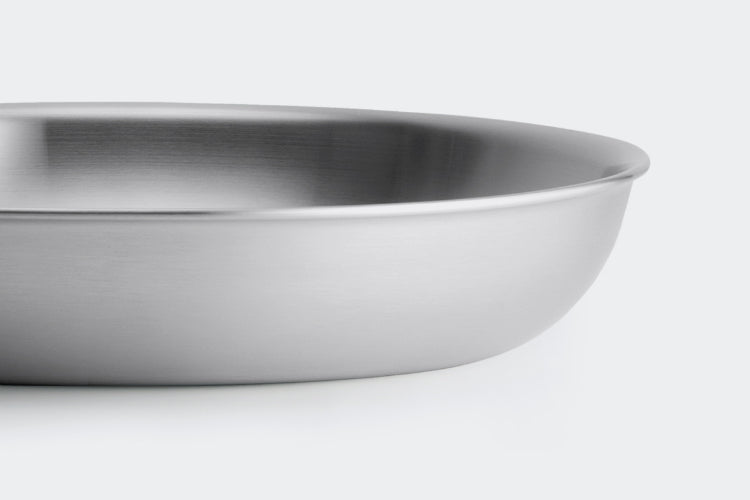 The five layers of steel in the Misen Stainless Pan allows it to stay hot longer and can be used for super quick heating.