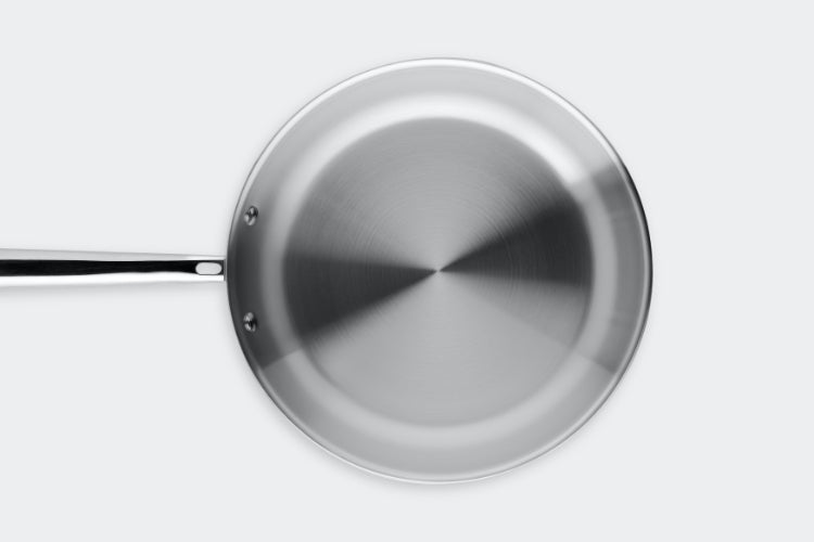 The Misen Stainless Pan maximizes its cooking surface, allowing more room to cook food without overcrowding.