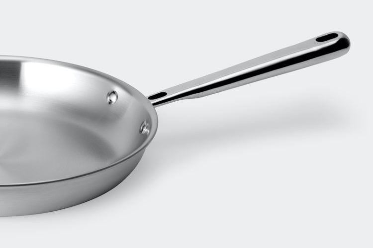 The handle of the Misen Stainless Pan is designed to stay cool to the touch.