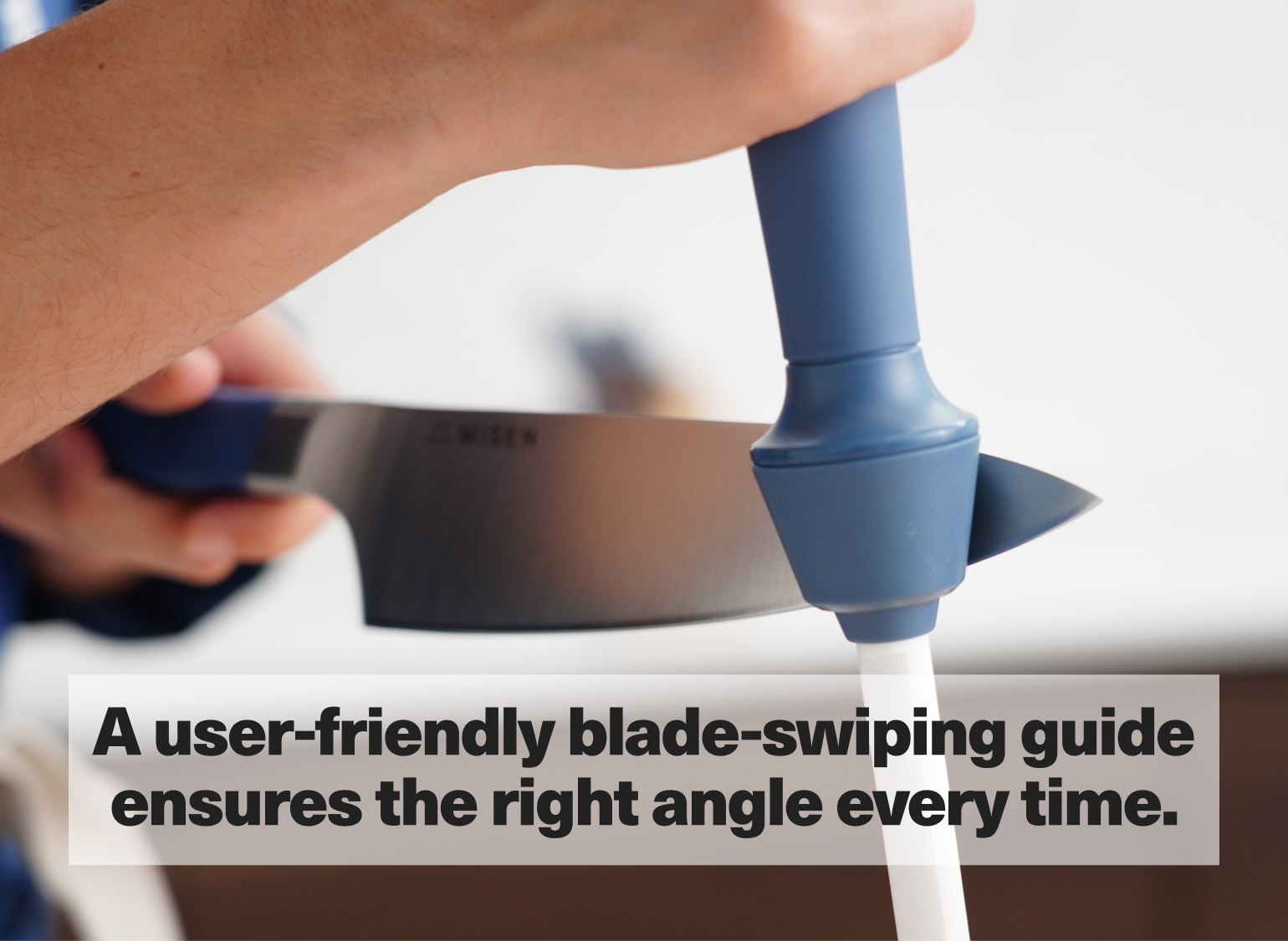 A user-friendly blade-swiping guide ensures the right angle every time.