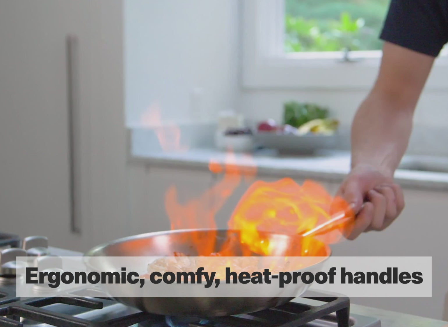 Ergonomic, comfy, heat-proof handles.